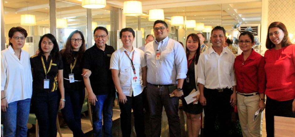 ITALPINAS HOSTS THANKSGIVING LUNCH